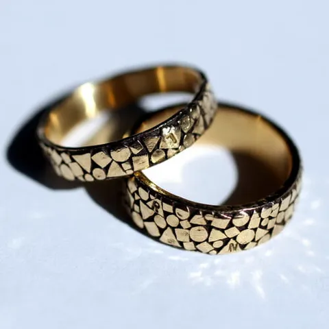 Alliances sur mesure en or jaune antique, Lola et Arnaud