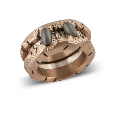 Bague Décimation en bronze et argent brossé sertie d'hématites