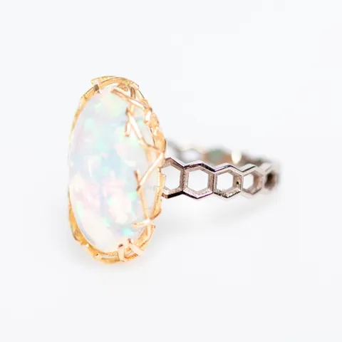 Bague sur mesure en or jaune et blanc sertie d'une opale