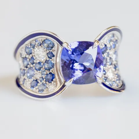 Bague L'envol en or blanc sertie d'une tanzanite, de saphirs et diamants