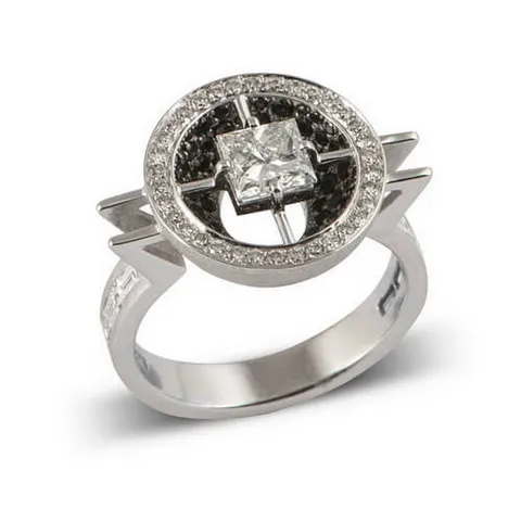 Bague Aurore en or blanc sertie d'un diamant princesse et d'un pavage de diamants noirs