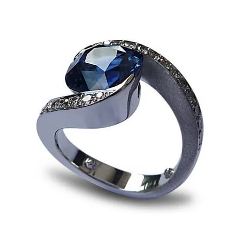 Bague Bérengère en or blanc sertie d'un saphir de Ceylan et de diamants