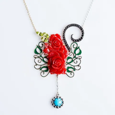 Pendentif Angelina's Roses en or serti de corail, diamants noirs et péridots