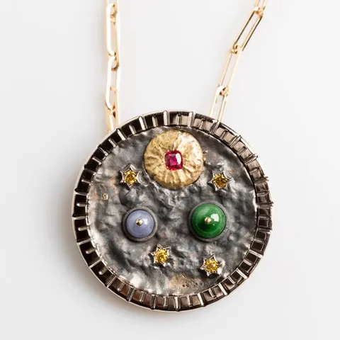 Pendentif Kei's Planet en or blanc, or jaune et argent noirci serti de jade, d'une spinelle rouge et de saphirs jaunes