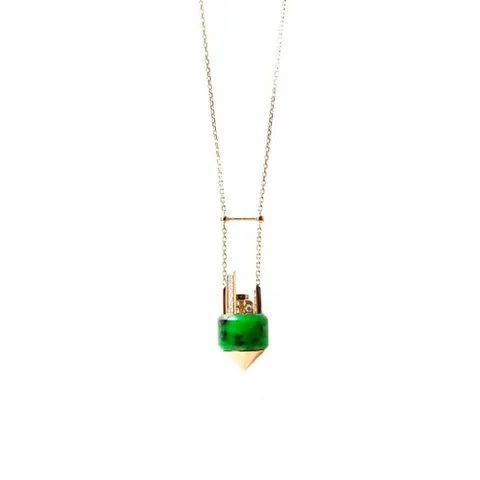 Pendentif Kei's Town en or jaune orné d'un tube de jade vert et de diamants